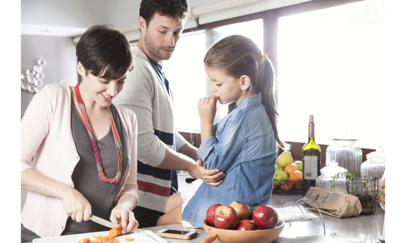 I bambini che aiutano in cucina consumano più frutta e verdura