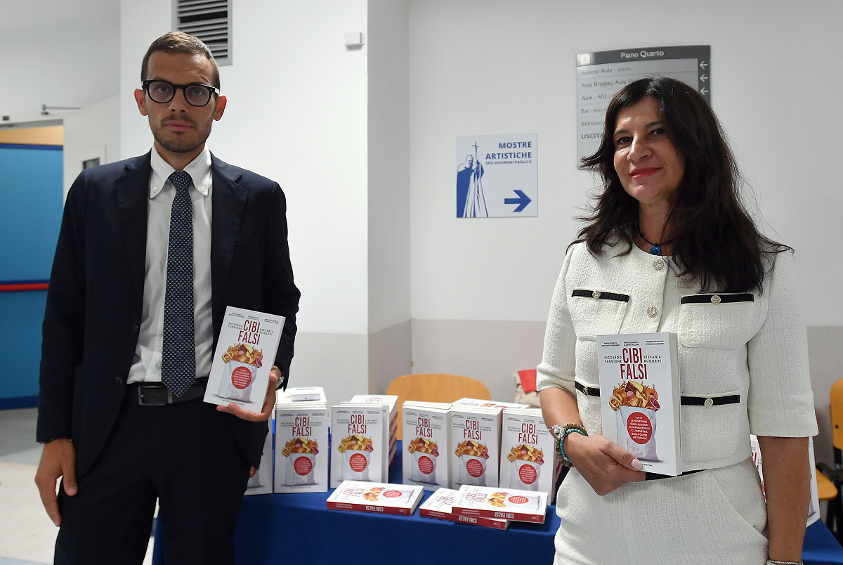 Cibi falsi, gli alimenti ultra processati più dannosi per la salute Cibi falsi, gli alimenti ultra processati più dannosi per la salute