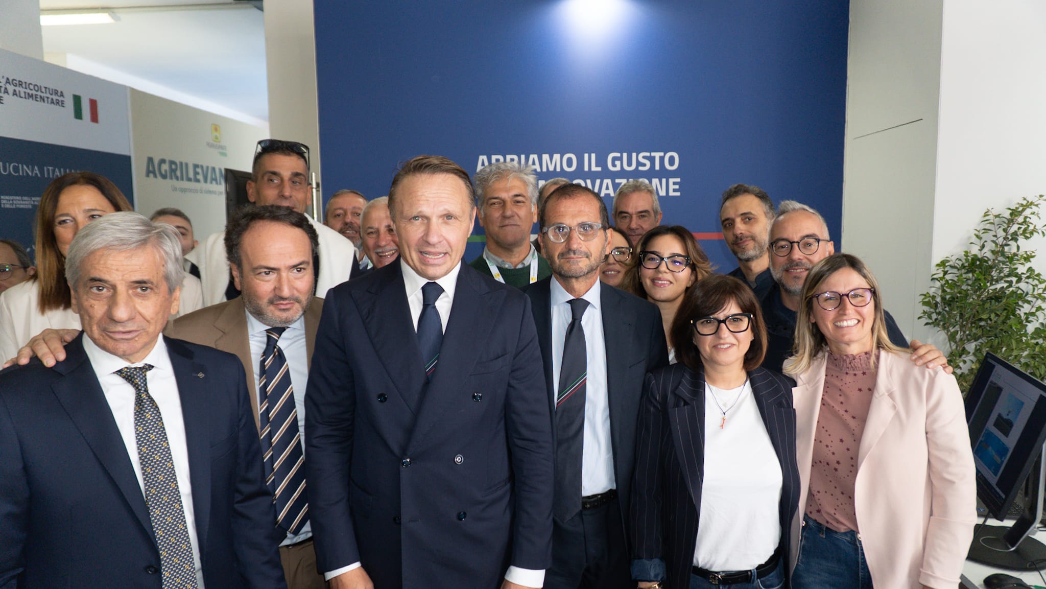 Il Ministro Francesco Lollobrigida visita lo stand del CREA ad Agrilevante Il Ministro Francesco Lollobrigida visita lo stand del CREA ad Agrilevante