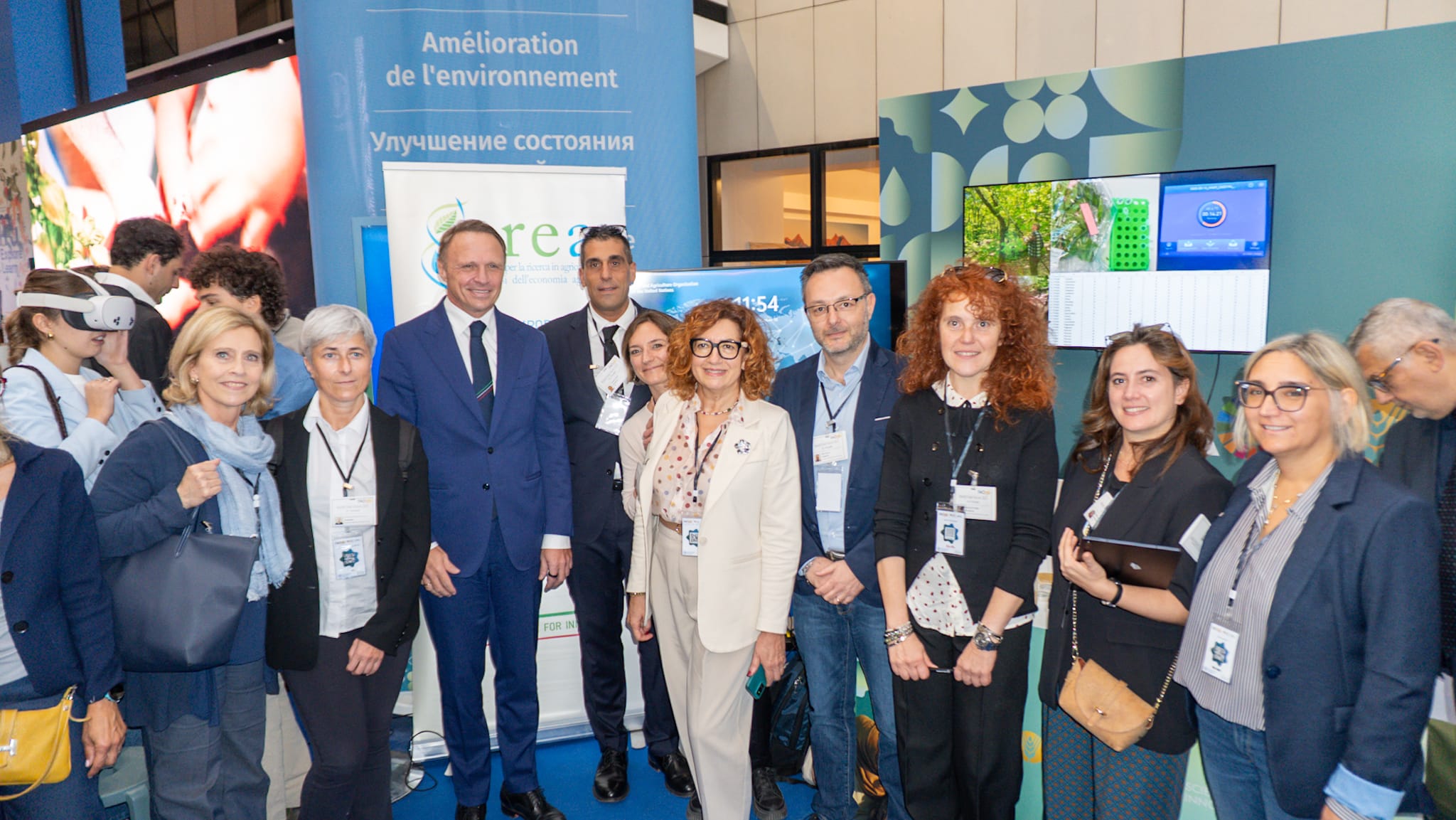 Il Ministro Francesco Lollobrigida visita lo stand del CREA all'Exhibition del Forum FAO Il Ministro Francesco Lollobrigida visita lo stand del CREA all'Exhibition del Forum FAO