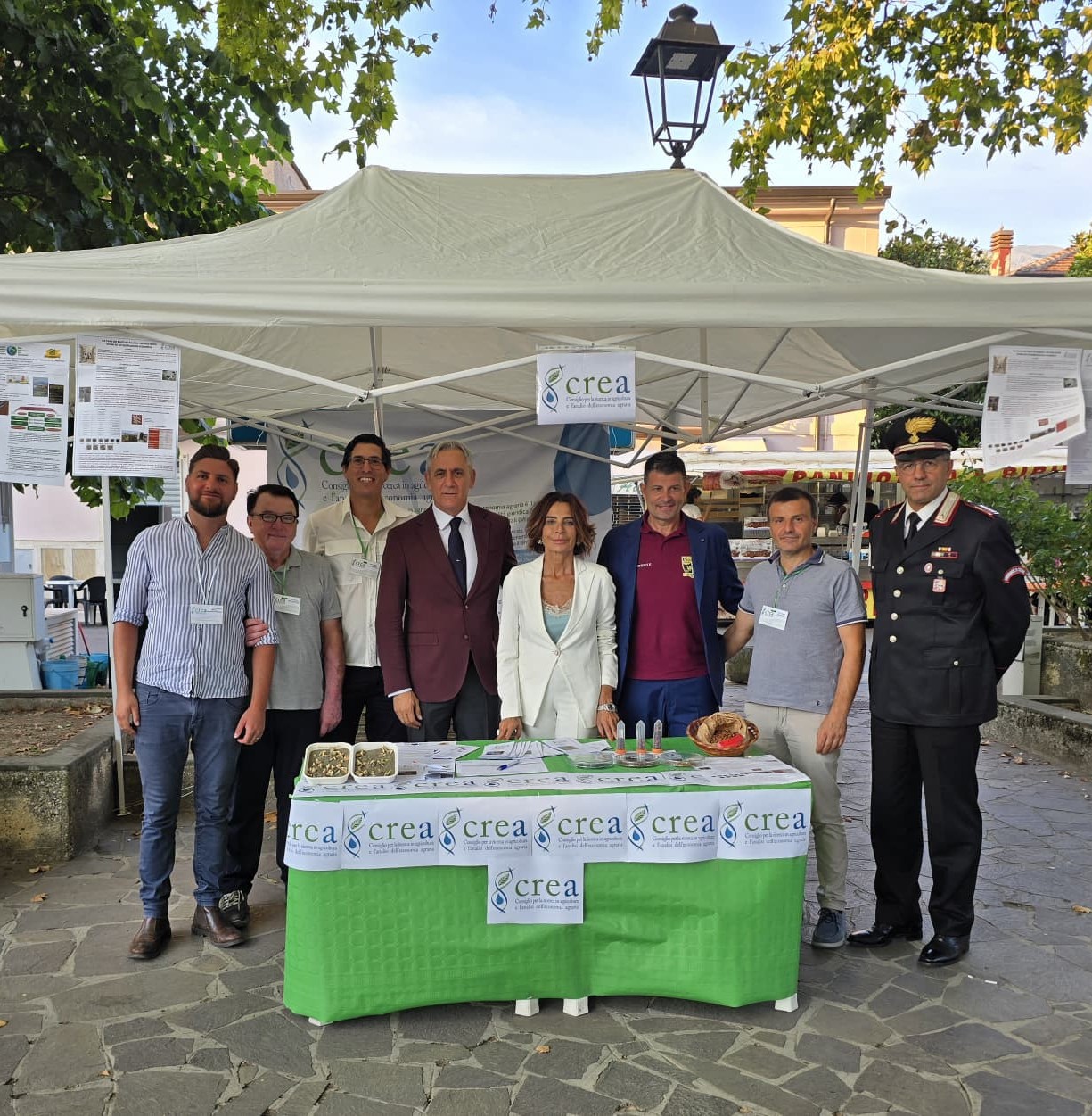 Stand espositivo sulla risorsa genetica vegetale “favetta di Aquino” della famiglia Pelagalli alla VIII edizione del palio della contea di Aquino, domenica 7 settembre 2025