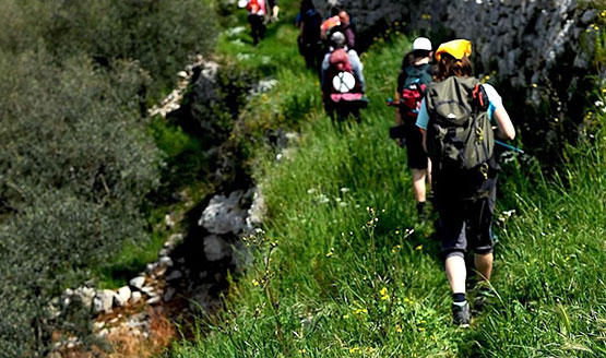 Persone che camminano in montagna