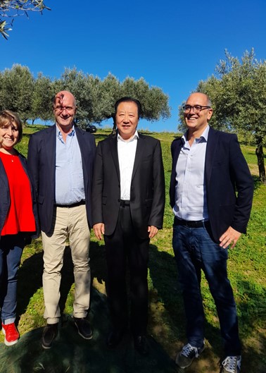 Il CREA-Politiche e bioeconomia accompagna l’Ambasciatore cinese presso la FAO in visita presso un’azienda olivicola olearia
